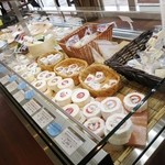 アトリエ・ド・フロマージュ - 中央にはチーズが並んで☆