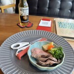 ドッグデプトカフェ - シェリのローストビーフと自分のコロナビール