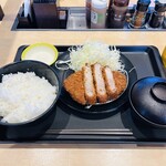 松のや - 料理写真:カナダ大麦豚厚切りリブロースかつ定食 990円