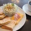カフェピーベリー - モーニングホットサンド(税込690円)
①照り焼きチキン&玉子スプレッドのHOTサンド
②野菜サラダ(千切り甘藍&萵苣&玉蜀黍等)
③玉子オムレツ、ベーコン載せ
お飲み物《セットドリンク》①HOT珈琲