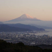 ザ・テラス - ホテルの部屋から朝焼けの富士山をのぞむ