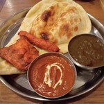 サイノ - 2種類カレータンドリー／シークケバブセット［ 2種類カレー（バターチキンカレー／ほうれん草マトン）／タンドリーチキン／シークケバブ／ナン／ライス／サラダ／スープ／ドリンク付き］（税込¥1,250）