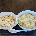 天鴻餃子房 - 料理写真:天鴻餃子房 新川店 半チャン・スープ水餃子セット 税込1,000円