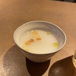 EUREKA！ - お通しのクラムチャウダー　さらりとした口当たりと貝の旨み
