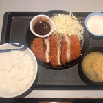 松屋 - 料理写真:大麦厚切りリブ味噌ロースかつ定食1,090円