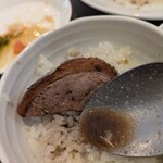 粤鼎 - 家鴨を乗せてタレを掛けて