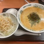 日高屋 - 料理写真:ニラとんこつラーメン　ねぎ　温玉