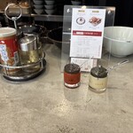 黄金製麺食堂 - お酢と胡椒、ニンニク、辛味噌もあります！