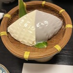 夢千鳥 - これはとても美味しかった！白は佐賀の大豆、黒は北海道の黒大豆で　自家製豆腐