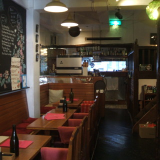 アンティーク調のアットホームな空間◆半地下の個室完備