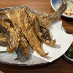 さかな酒場 魚星 - ■北海道産宗八カレイの唐揚げ￥899：小田原の魚が本来かもしれないが、久々に食べたくて北海道産宗八カレイを注文。揚げた香ばしさが食欲をそそり、強い旨みと脂の対比を堪能した。ヒレや中骨までサクサクと完食できる。
