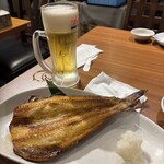 さかな酒場 魚星 - ■特大縞ホッケ￥1,199：肉厚でふっくらと焼き上がり、ほどよい脂が香ばしさを引き立てる縞ホッケで、素直にうまさを感じられる一皿。　■生中（スーパードライ）￥299　3杯目