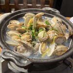 さかな酒場 魚星 - ■柚子香る あさりの陶板蒸し￥699：陶板の中で柚子が香り、あさりの旨みが凝縮された白濁のスープが食欲をそそる。ふっくらと蒸し上がった身は滋味深く、爽やかな香りと出汁のコクが調和した贅沢な味わい。