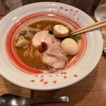 海老丸らーめん - 元祖えび丸ラーメン(デラックス) :サワークリームを溶かし、味の変化も楽しめる。