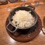 海老丸らーめん - チーズリゾット : 目の前でたっぷりのチーズを削ってもらえる