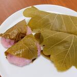相模屋菓子店 - 道明寺 桜（左）と草もち つぶあん（右）