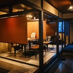 野菜家さい - 【木の温もり、語らう歓び】最大28名様まで一堂に会せる、開放感あふれる団体用テーブル。木を基調とした落ち着いた空間は、大切な方々との距離を縮め、心地よい一体感を醸成します。余計な装飾を削ぎ落とし、和歌山の旬を囲む「食」の楽しさを主役に据えた潔い構成。貸切ならではの贅沢なプライベート感の中で、本場スペインの薫香と豊かなワインに酔いしれる、至福の宴を。