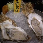 カキ酒場 北海道厚岸 - 生牡蠣LL。　奥はカキフライ。