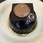 グランフルーヴ - プラリネｼｮｺﾗ　　440円　ベルギー産の濃厚なチョコレートムースの中にキャラメルムースとキャラメリゼしたアーモンドを忍ばせた、濃厚かつ香ばしい風味豊かなチョコレートムースです。