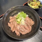 近江や - 近江牛ローストビーフ丼
            火が通り過ぎてる…｡｡ﾐ(o _ _)o