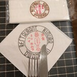 洋食キムラ - トレードマークが入ったナプキンとおしぼり