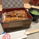355103409 - 関西風で皮目パリッと。タレは卓上で追加可。