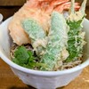 そば切り 萬両 - ぶっかけ海老のつまみ揚げそば（1,980円）✨ 天使のえびと、スナップエンドウなどの天ぷらが鮮やかな、上品な一杯です‼️