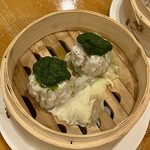 中華料理 信悦 - ヨモギと豚肉の焼売2個600円