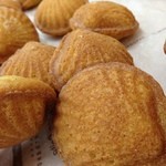 グランフルーヴ - マドレーヌ　160円　レモンとオレンジの風味を効かせた、ふっくらしっとりしたマドレーヌです。