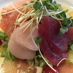 ビストロ ポップコーン - 休日ランチの前菜。レモンソースと刺身の相性はバッチリです。