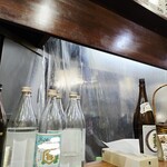 甲州屋 - 厨房とカウンターの境に。