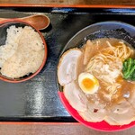 自然薯とそばの店 高尾の桜 - 自然薯とろろ丼＆自家製チャーシュー麺