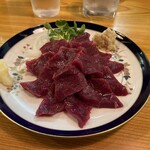 洋風居酒屋＆ラーメン あじまん - 料理写真:馬刺し（赤身）。