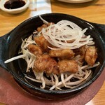 洋風居酒屋＆ラーメン あじまん - ホルモン鉄板焼き。