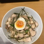 自家製麺 TERRA - とりたまごはん  このチャーシュー炙ってあってかなり美味