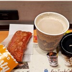 ZETTERIA - ドリンク写真:さくらもちパイ：260円、カフェオレ：240円