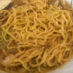 さっぽろ純連 - 森佳製麺の中太ちぢれ麺。