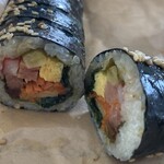 ザクザクチキン753 - 野菜キンパ : 人参ナムルやほうれん草、たくあん、卵焼きなどがバランスよく巻かれており、ごま油の香りがふんわりと広がります。シャキシャキとした食感も心地よく、さっぱりといただける一品です。