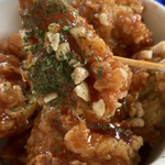 ザクザクチキン753 - ヤンニョムチキン : 辛さよりも甘みが前面に出た味付けで、ジューシーな鶏肉との相性も良好です。