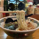 洋風居酒屋＆ラーメン あじまん - 麺は博多ラーメンより少し太いらしいです。分かりませんでしたけど。