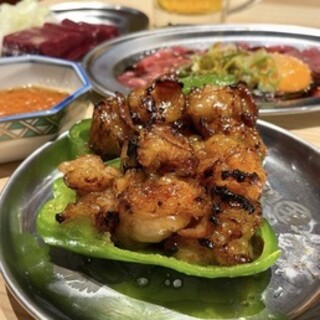 近江牛小腸生ホルモン×パリパリピーマンは肉酒場の象徴