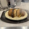 American diner ANDRA - チーズにインしたハンバーガー（斜め上）