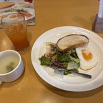 ガスト - 料理写真:ドリンクバーから帰って来ると配膳ロボットが席まで注文したライトモーニングプレート500円をもって来てくれました。
