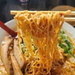 北上辛麺 舞嵐鬼 - 北上辛麺(舞)+１鬼+味玉+チーズ の麺