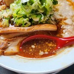 北上辛麺 舞嵐鬼 - 北上辛麺(舞)+１鬼+味玉+チーズ のスープ