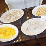 アーユルヴェーダ・カフェ ディデアン - スリランカのデザート。スリランカのパンケーキ(ココナッツをクレープのようなもので巻いたお菓子)、ミーキリ(水牛のヨーグルト)、タピオカ、パイナップルの4種類