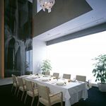 オーベルジュ・ド・リル ナゴヤ - シンプルながらもアート性に富んだ個室。素晴らしい眺望と落ち着いた雰囲気は、ビジネスシーンでのご利用にも最適。