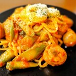 ラウンジ ボアザン - 春野菜とサルシッチャのトマトパスタ