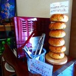 パン家アストレア - レンジでチンも出来ます。レンジの横に飾ってあるのはベーグルを乾燥させたのだとか。