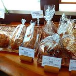 パン家アストレア - 天然酵母のパンがずらっと並んで・・フィグのパンに惹かれる～～